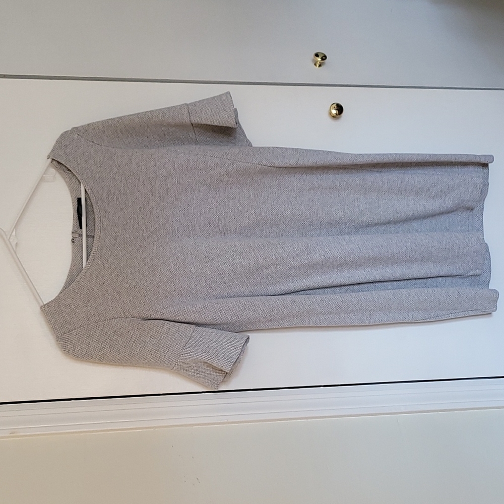 💚5/$20💚 Tahari Grey Bellsleeve Dress